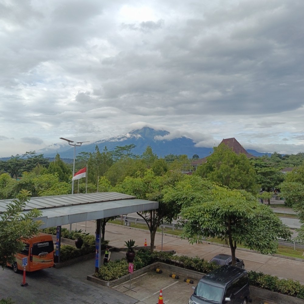 Mampir sejenak di rest area saat perjalanan berangkat menembus tol Trans Jawa