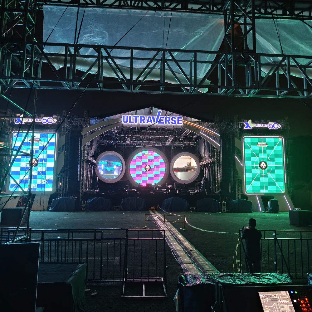 Suasana loading dan penataan perangkat di venue H-1 sebelum acara dimulai
