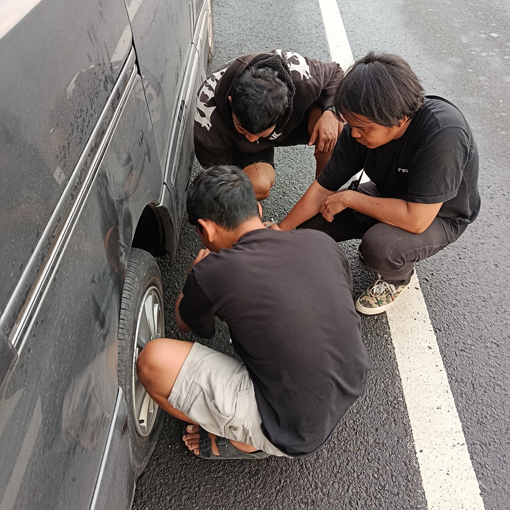 Drama ban bocor di tengah jalan tol saat perjalanan pulang ke Jakarta