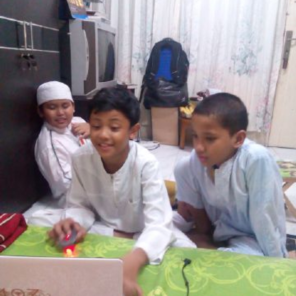 Masa SD saat minjem laptop kaka buat main game